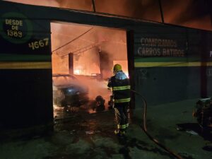 Incêndio destrói galpão de peças automotivas em Governador Valadares | Vales de Minas Gerais