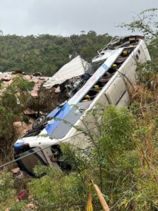 Batida entre caminhão, ônibus e carro, na BR-116, em Téofilo Otoni, deixa motorista morto e feridos