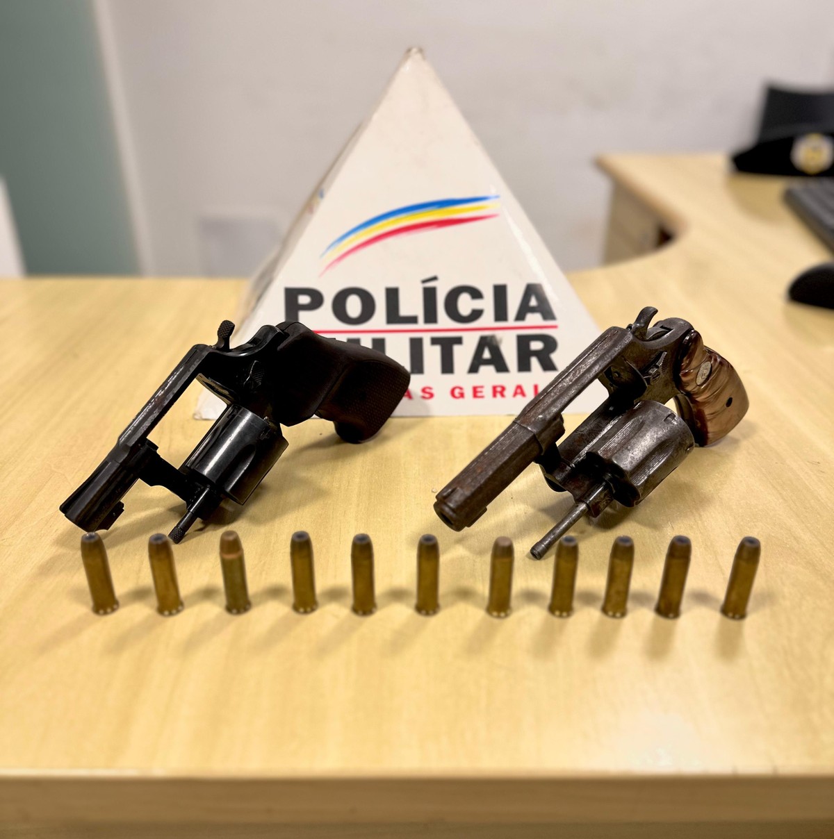 Dupla é presa com armas e munições em Ipatinga