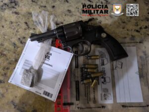 Homem que dirigia carro sem ter CNH e com documento irregular é preso com arma e barra de maconha | Vales de Minas Gerais