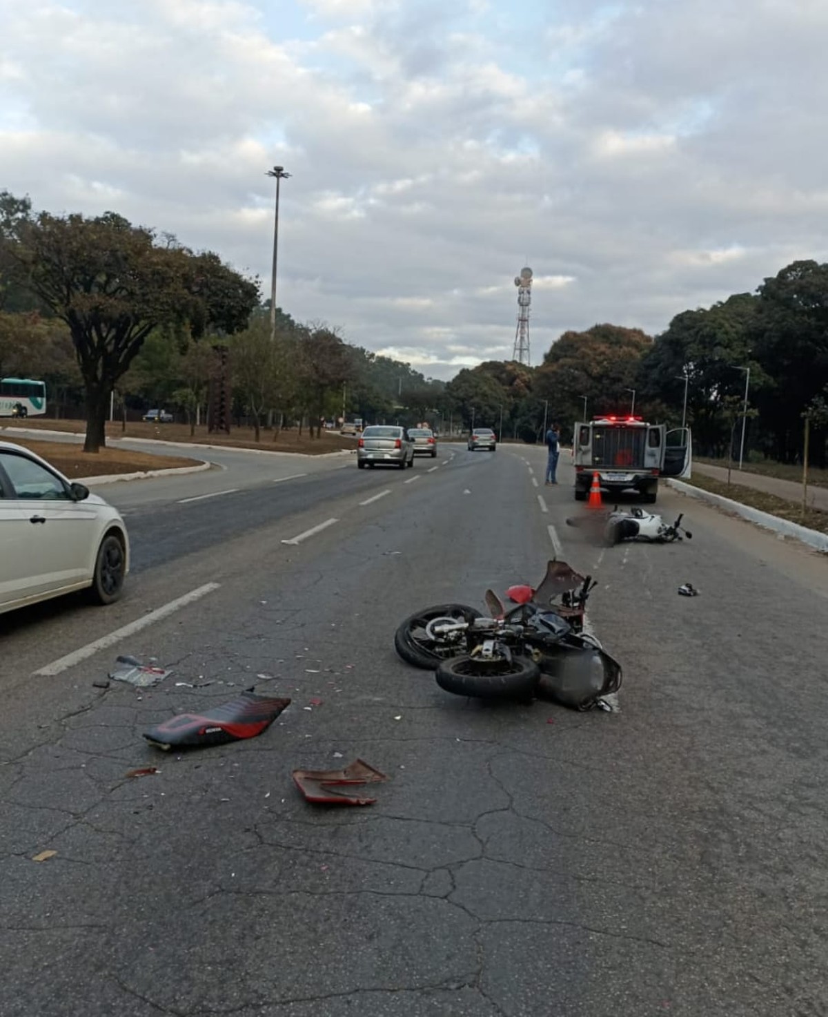 Acidente entre três veículos deixa três feridos na BR-458, em Ipatinga