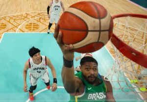 Bruno Caboclo foi o destaque da vitória do Brasil sobre o Japão, em Paris (foto: Sameer AL-DOUMY / AFP)