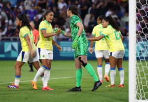 Lorena é cumprimentada por Gabi Nunes após defender pênalti em vitória do Brasil sobre a França (foto: ROMAIN PERROCHEAU / AFP)