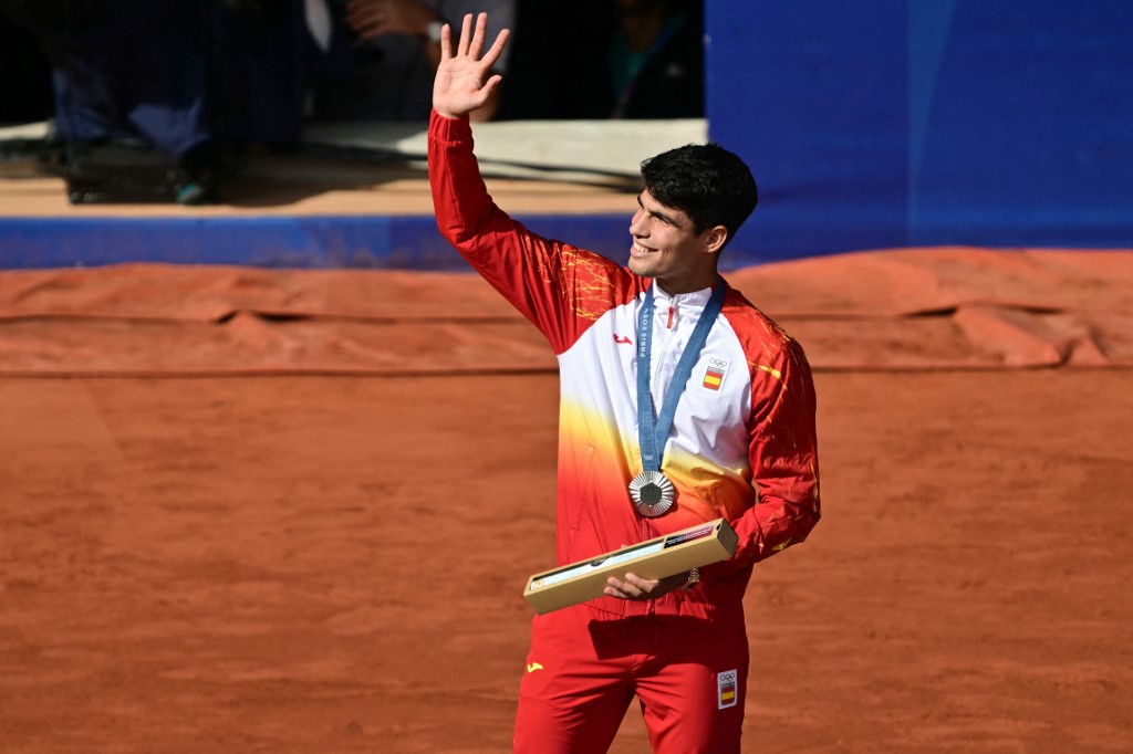 Alcaraz com a medalha de prata conquistada na Olimpíada (foto: Miguel MEDINA / AFP)