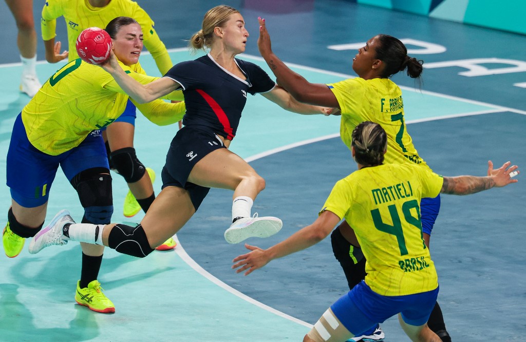 Norueguesa Stine Bredal Oftedal em ataque contra o Brasil (foto: Francois LO PRESTI / AFP)