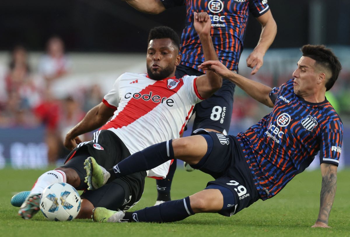 Miguel Borja, do River Plate, e Gastón Benavidez, do Talleres (foto: ALEJANDRO PAGNI / AFP)