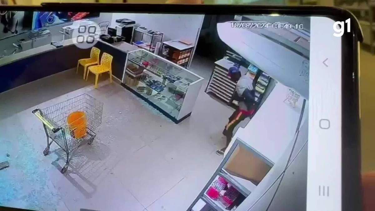 VÍDEO: com carrinho de supermercado, homem quebra vidraçaria e furta loja em Governador Valadares | Vales de Minas Gerais