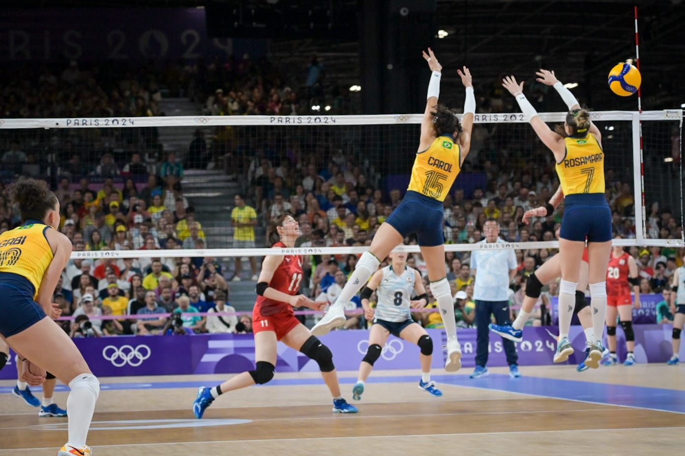 Jogadoras do Brasil sobem para bloqueio contra o Japão - (foto: Leandro Couri/EM/D.A Press)