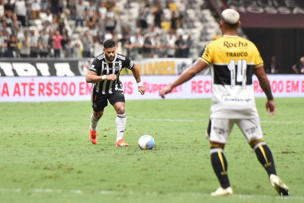 Hulk em cobrança de falta durante duelo entre Atlético e Criciúma - (foto: Ramon Lisboa/EM/D.A Press)