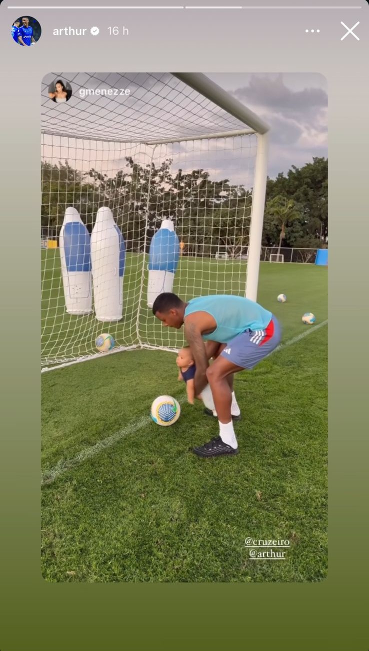 Arthur Gomes aproveitou a visita para brincar com o filho durante treino do Cruzeiro - (foto: Redes sociais/Reprodução)