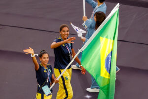 Duda e Ana Patrícia entrando com a bandeira do Brasil (foto: Abelardo Mendes Jr./CB/D.A Press)