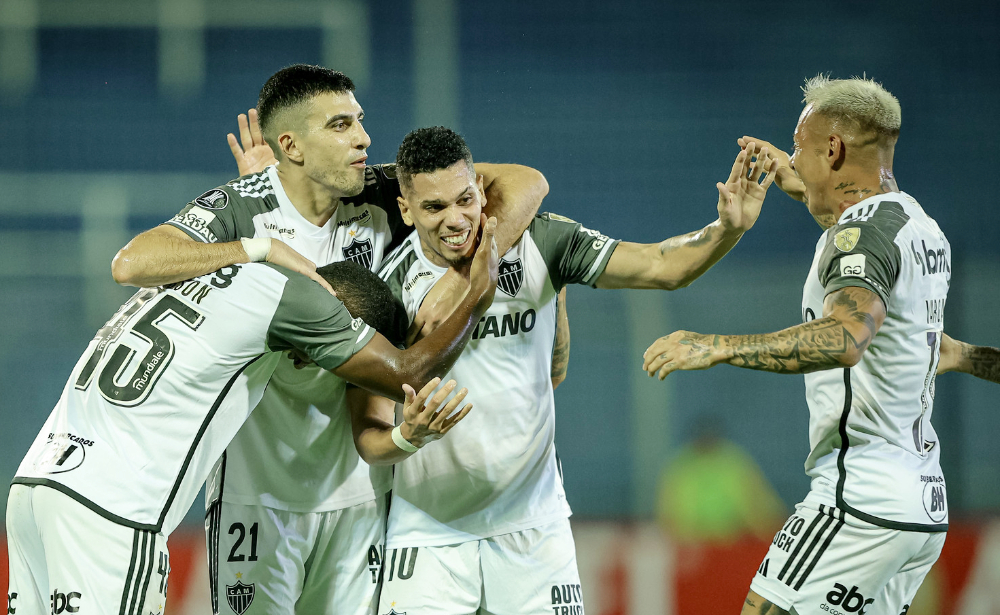 Jogadores do Atlético comemoram gol de Paulinho diante do Rosario Central - (foto: Pedro Souza/Atlético)