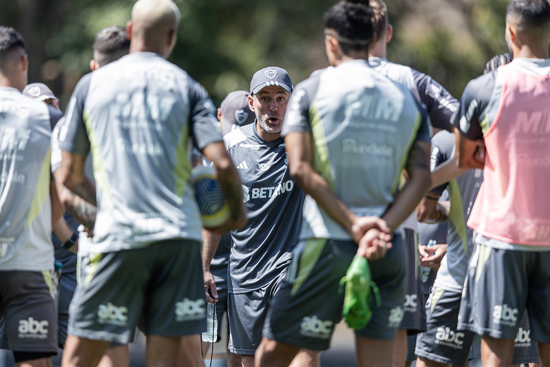 Técnico Gabriel Milito em conversa com jogadores do Atlético durante treinamento na Cidade do Galo (23/8) - (foto: Pedro Souza/Atlético)