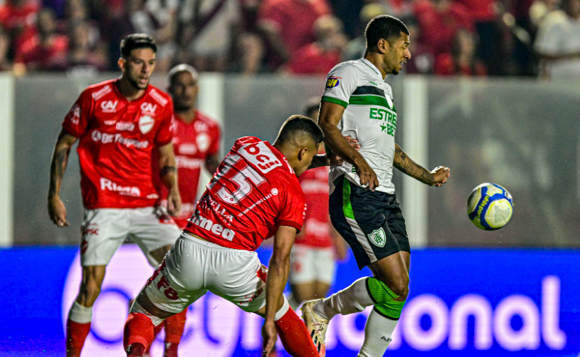 Lance do jogo entre Vila Nova e América no Estádio OBA, em Goiânia - (foto: Mourão Panda/América)