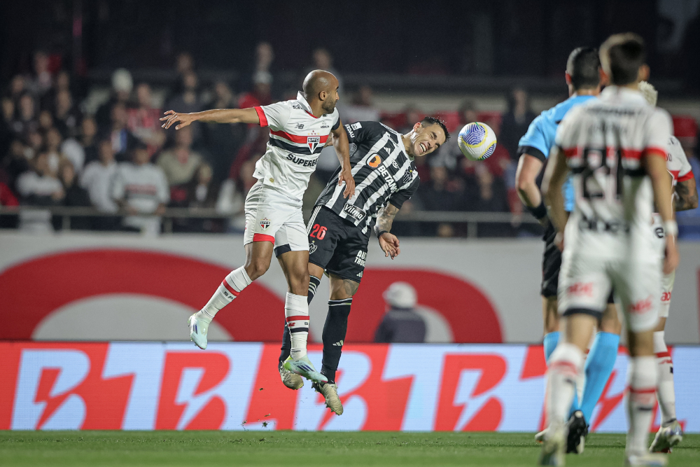 Lucas Moura e Saravia travaram duelo em confronto entre São Paulo e Atlético - (foto: Pedro Souza/Atlético)