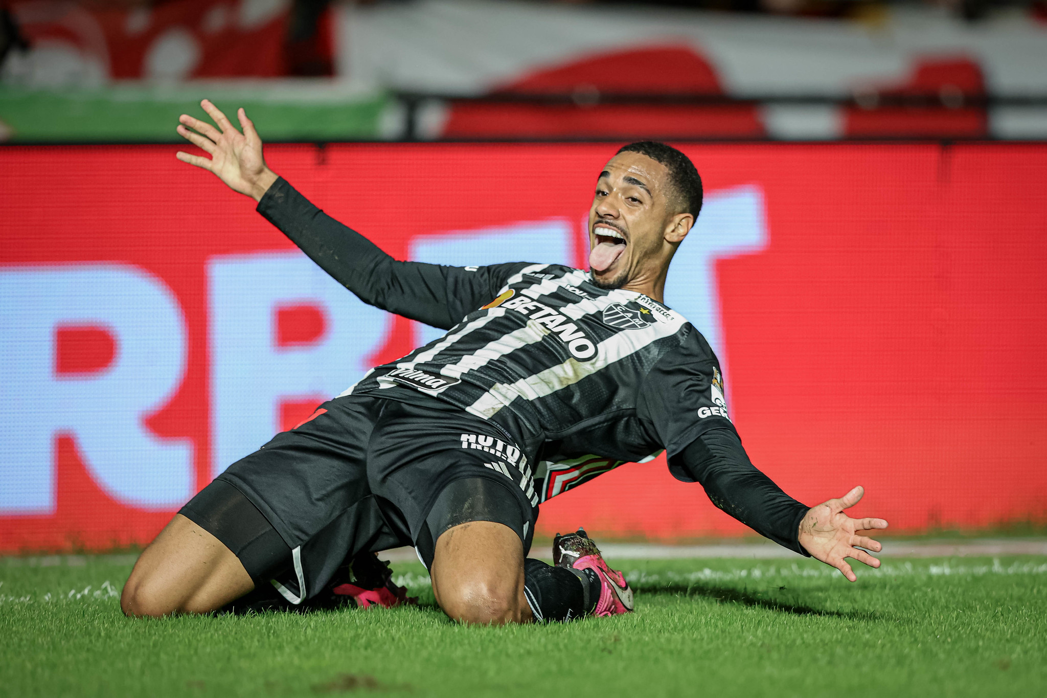 Rômulo em comemoração de gol pelo Atlético diante do Internacional - (foto: Pedro Souza/Atlético)