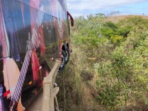 Ônibus de César Menotti e Fabiano sofre acidente na BR-262