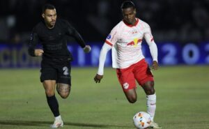 Matheuzinho, do Corinthians, e Helinho, do Bragantino (foto: Ari Ferreira/Red Bull Bragantino.)