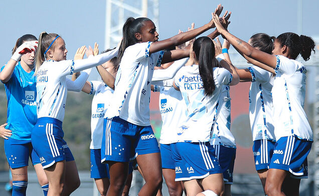 Elenco do Cruzeiro antes da partida contra o Bragantino, pela última rodada do Brasileiro Feminino (foto: Gustavo Martins/ Cruzeiro)