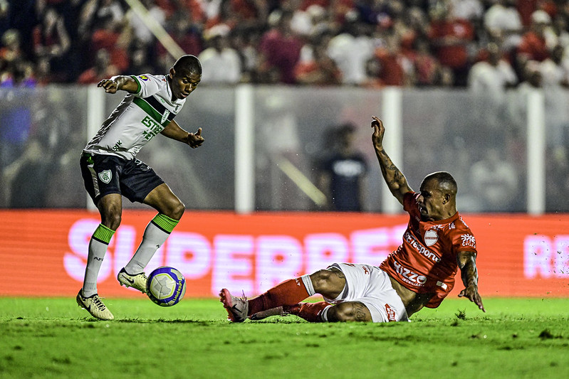 Juninho, do América, em ação diante do Vila Nova (foto: Mourão Panda/América)