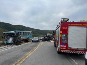 Ônibus e caminhão batem de frente e os dois motoristas morrem na BR-116