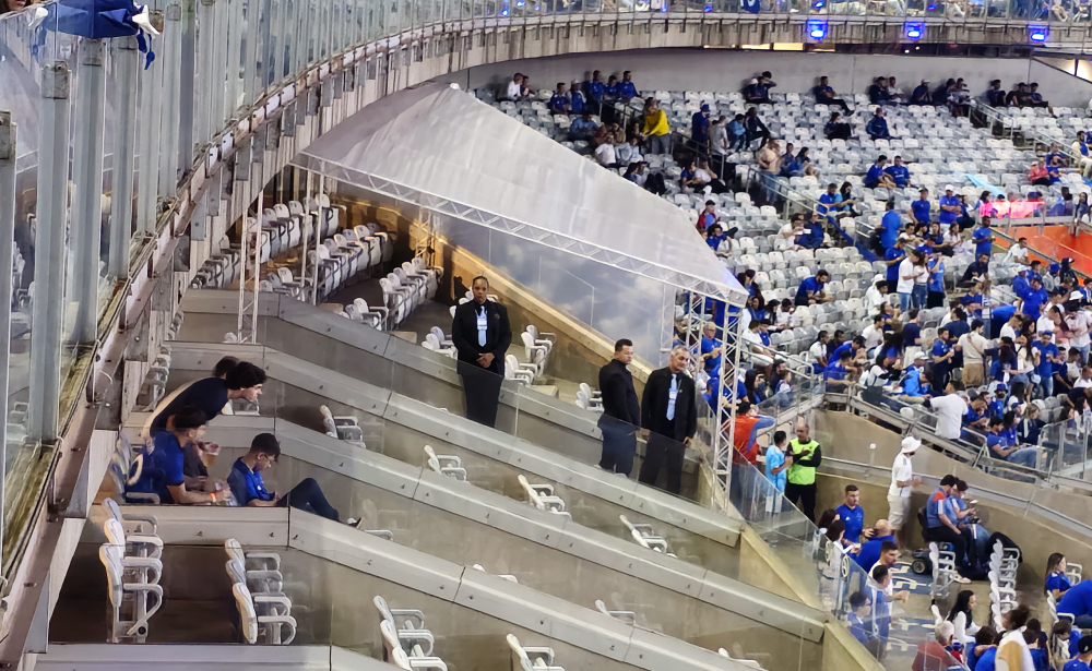 A pedido do Cruzeiro, Mineirão instala proteção especial para diretoria do Atlético no clássico