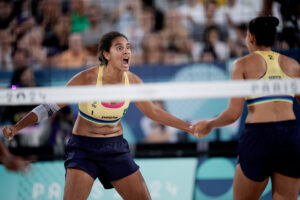 A um passo da medalha no vôlei de praia: Ana Patrícia e Duda avançam para a semi em Paris