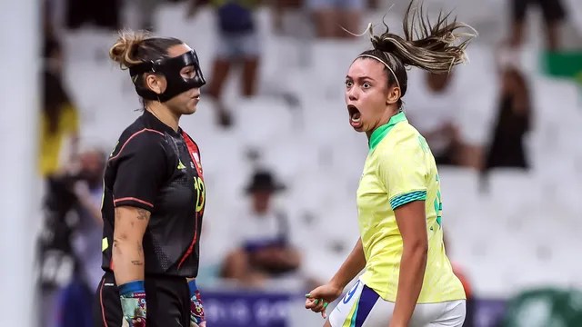 Priscila provoca a goleira Cata Coll após o primeiro gol do Brasil