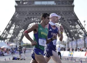 Caio Bonfim na prova da marcha atlética (foto: Alexandre Loureiro/COB)