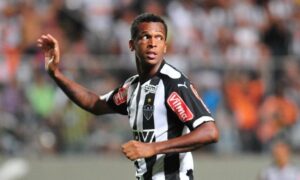 Campeão da Libertadores pelo Atlético, atacante Jô fecha com time mineiro