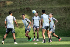 Com dores, atacante desfalca Atlético em clássico contra o Cruzeiro