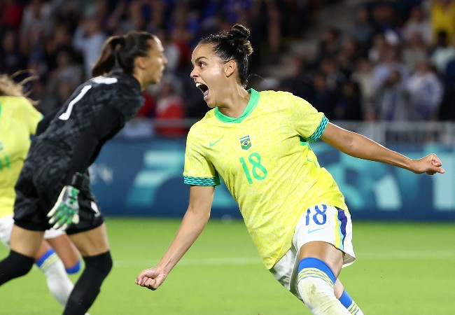 Com raça e emoção, Brasil vence França e brigará por medalha no futebol feminino