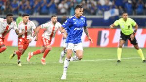 Com um a mais, Cruzeiro perde pênalti, empata com Inter e segue fora do G6