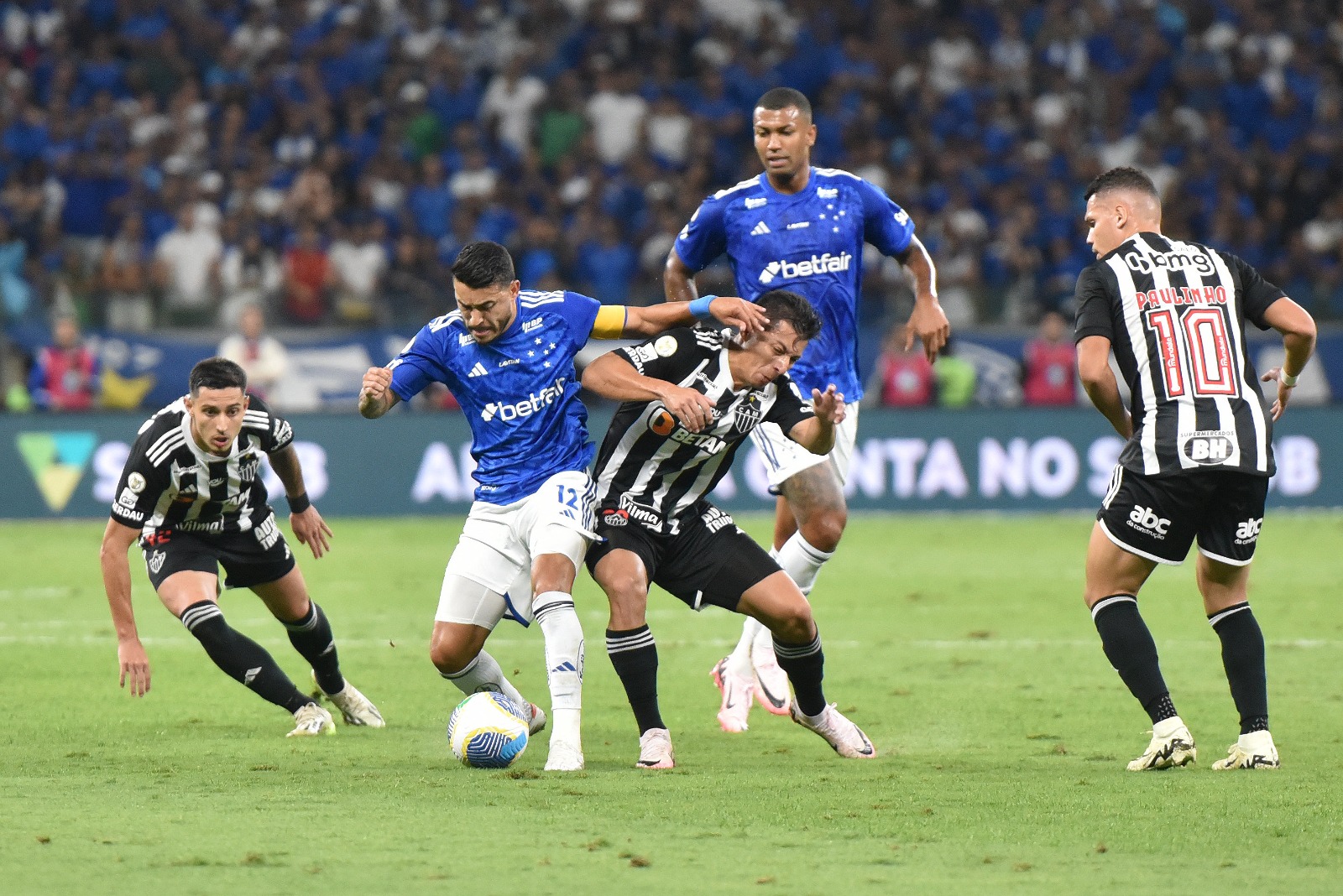 Cruzeiro e Atlético empatam sem gols em clássico com recorde de público no Mineirão