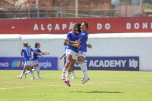 Jogadoras do Cruzeiro comemorando um dos gols da vitória sobre o Corinthians (foto: Daniel Oliveira Costa/BH Foto/Cruzeiro)