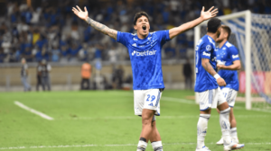 Lucas Romero, volante do Cruzeiro, comemorando classificação às quartas de final da Copa Sul-Americana (foto: Ramon Lisboa/EM/D.A Press)