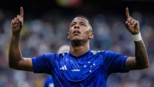 Cruzeiro recebe proposta de clube russo por Arthur Gomes