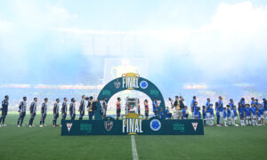 Jogadores de Cruzeiro e Atlético perfilados antes de clássico no Mineirão (foto: Leandro Couri/EM/D.A.Press)