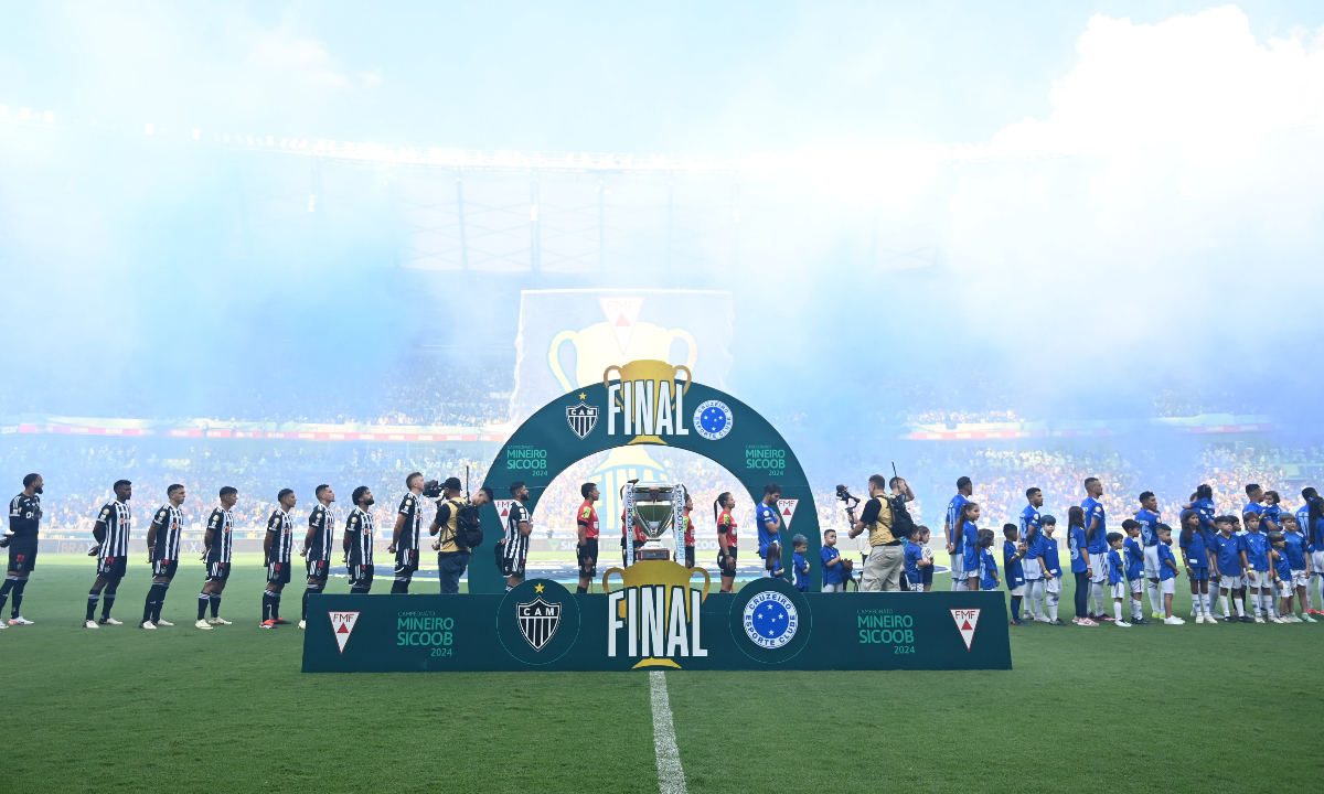 Jogadores de Cruzeiro e Atlético perfilados antes de clássico no Mineirão (foto: Leandro Couri/EM/D.A.Press)