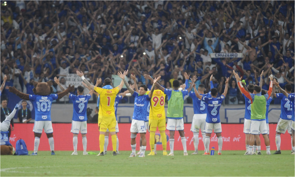 Jogadores do Cruzeiro agradecendo a torcida (foto: Alexandre Guzanshe/EM/D.A.Press)