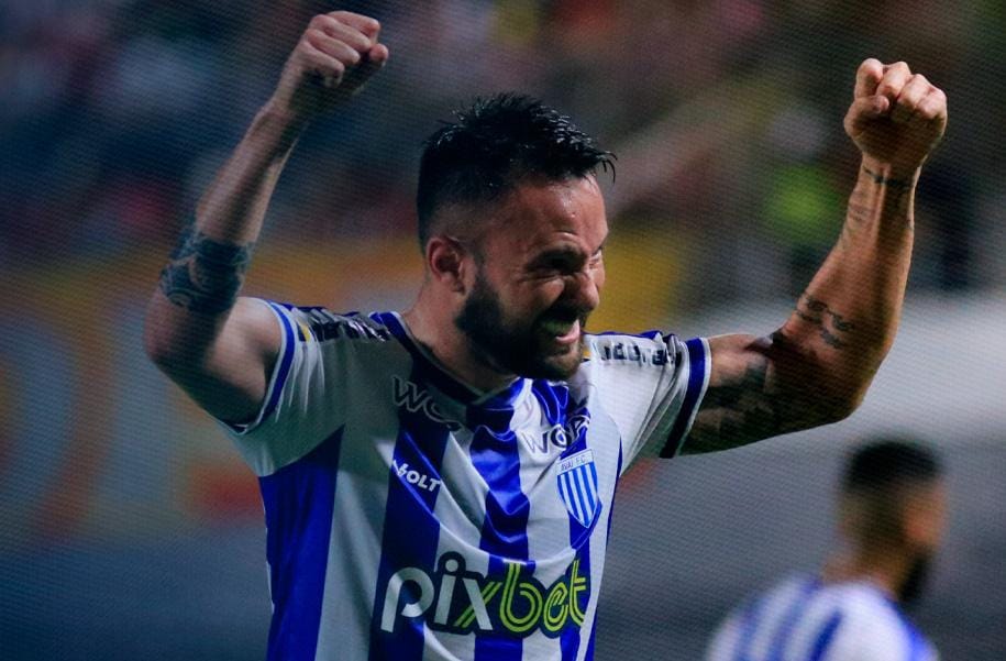 Ex-camisa 10 do Cruzeiro faz dois gols e coloca Avaí perto do G4 da Série B