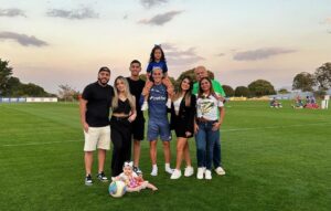 Família de jogadores do Cruzeiro acompanha treino antes de clássico contra o Atlético