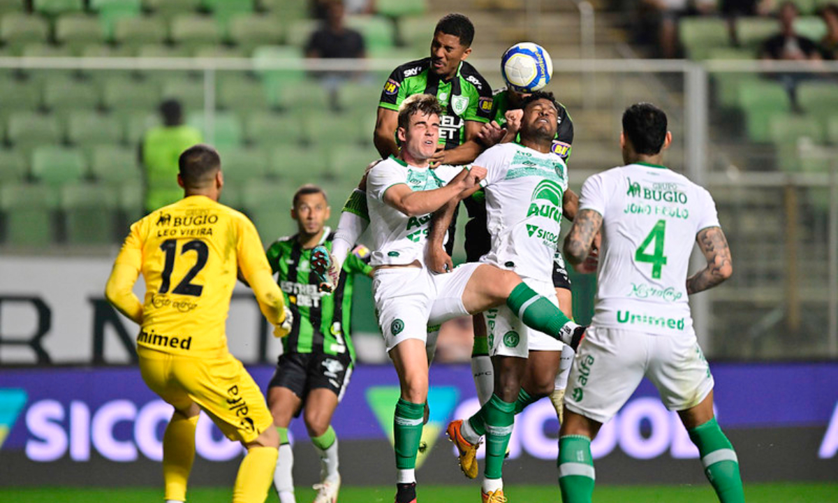 América e Chapecoense em jogo pela Série B (foto: Mourão Panda/América)