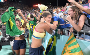 Duda e Ana Patrícia comemoram classificação à final do vôlei de praia (foto: Leandro Couri/EM/D.A Press)