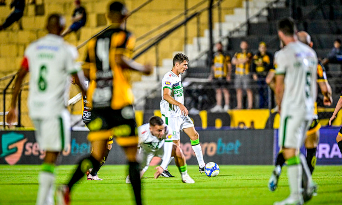 América e Novorizontino em jogo da Série B (foto: Mourão Panda/América)