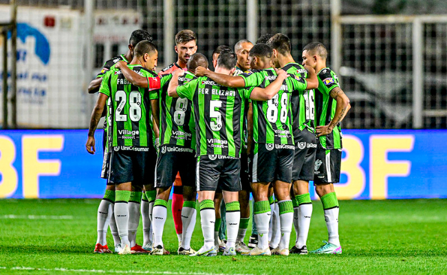 América e Chapecoense em jogo pela Série B (foto: Mourão Panda/América)