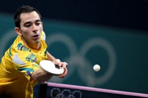 Hugo Calderano derrota sul-coreano, vai à semifinal e caça medalha histórica no tênis de mesa