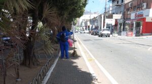 O vento é um tormento na vida dos garis. Veja o vídeo na Alameda 31 de Outubro