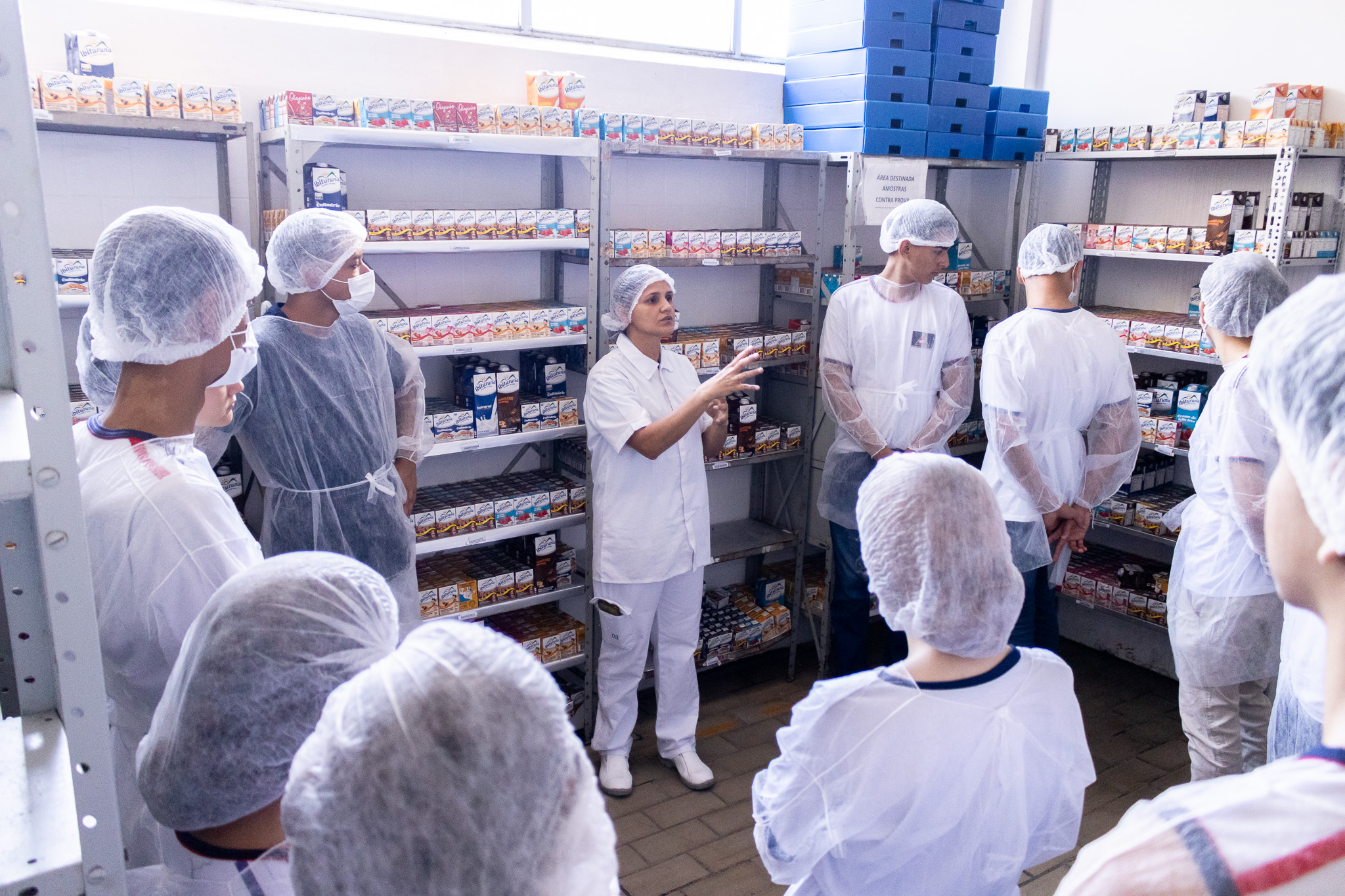 Turma jovens realiza visita guiada na Cooperativa