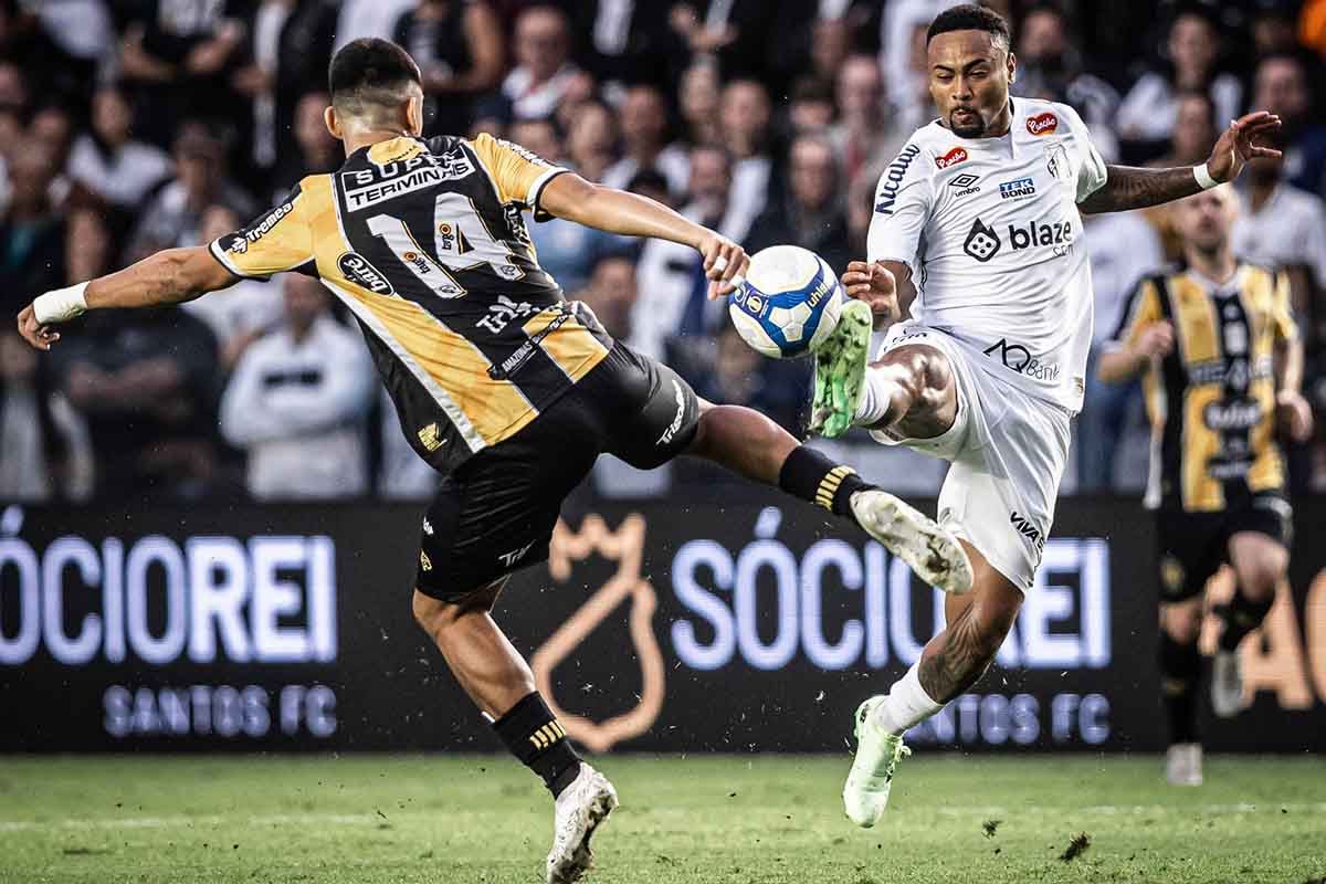 Duelo entre jogadores de Santos e Amazonas (foto: Divulgação / Santos)